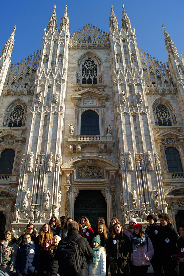 Davanti Al Duomo Di Milano